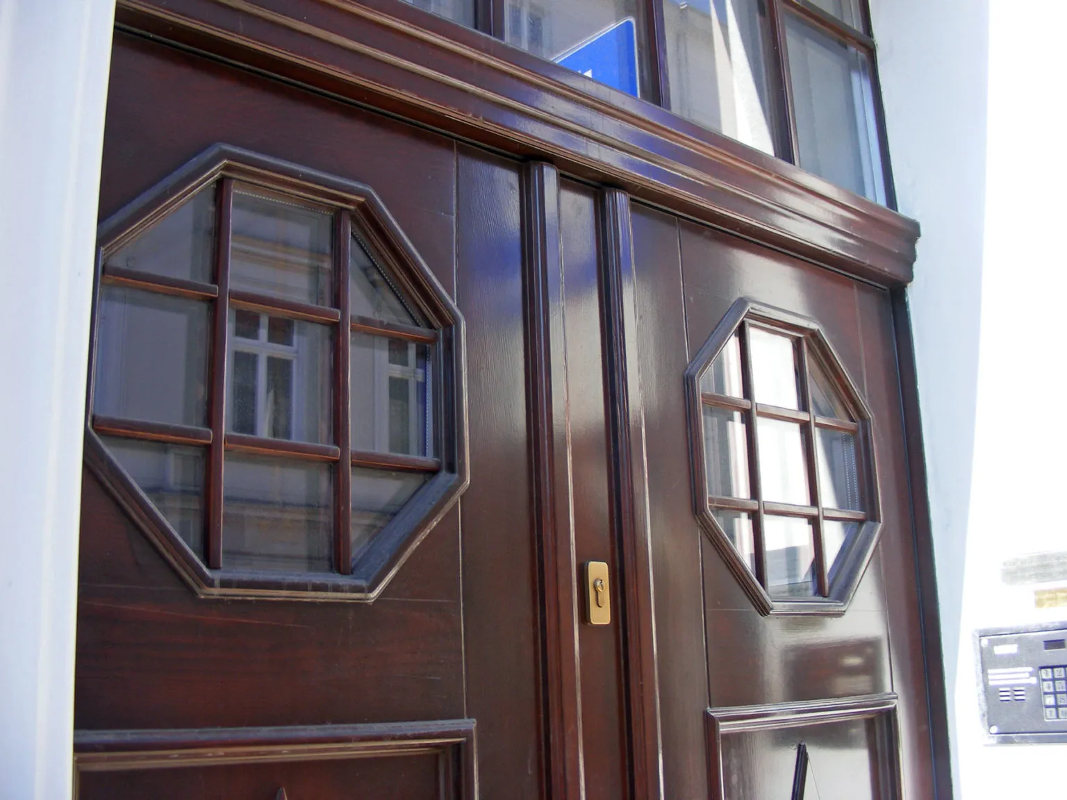 Drewniane okno z detalem stolarskim