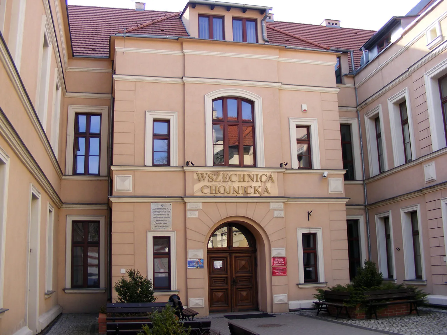 Budynek użyteczności publicznej z oknami Euro Okno Chudzik